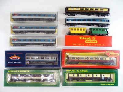 Lot 327 - A selection of boxed and unboxed OO Gauge...