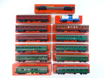 Lot 366 - A group of OO Gauge TRI-ANG suburban coaches...