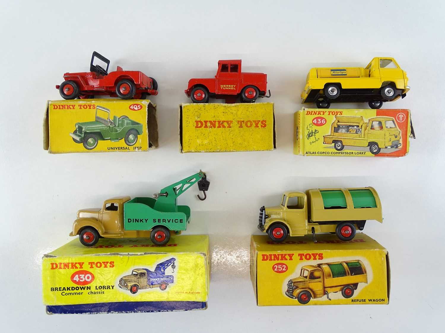 Lot 40 - A mixed group of DINKY vans and trucks - G in...