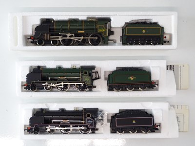 Lot 390 - A group of HORNBY OO Gauge BR Southern Region...