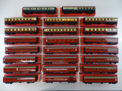 Lot 407 - A group of HORNBY DUBLO OO Gauge mixed...