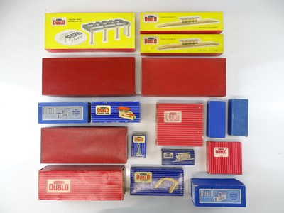 Lot 418 - A mixed group of HORNBY DUBLO OO Gauge kits...