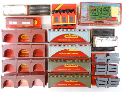 Lot 422 - A large quantity of OO Gauge TRI-ANG and...