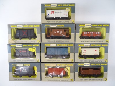 Lot 424 - A mixed group of WRENN OO gauge wagons - VG in...