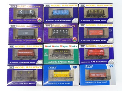 Lot 439 - A mixed group of DAPOL OO gauge wagons to...