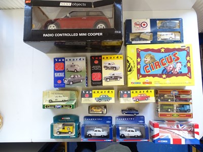 Lot 91 - A large tray of modern diecast cars, vans and...