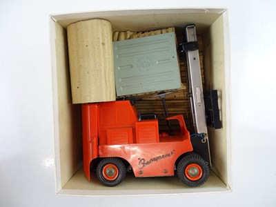 Lot 104 - A VICTORY MODELS battery operated Conveyancer...